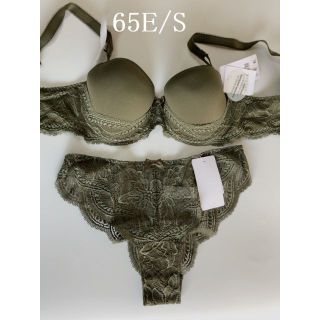 シモーヌペレール(Simone Perele)の65E+S☆シモーヌ ペレールSimone Perele 海外ランジェリーカーキ(ブラ&ショーツセット)