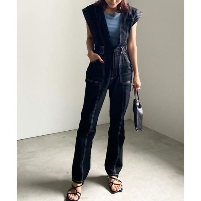 Ameri VINTAGE(アメリヴィンテージ)のAMERI V NECK DENIM JUMPSUIT 正規品 レディースのパンツ(オールインワン)の商品写真