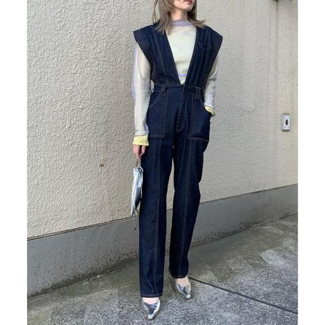 Ameri VINTAGE(アメリヴィンテージ)のAMERI V NECK DENIM JUMPSUIT 正規品 レディースのパンツ(オールインワン)の商品写真