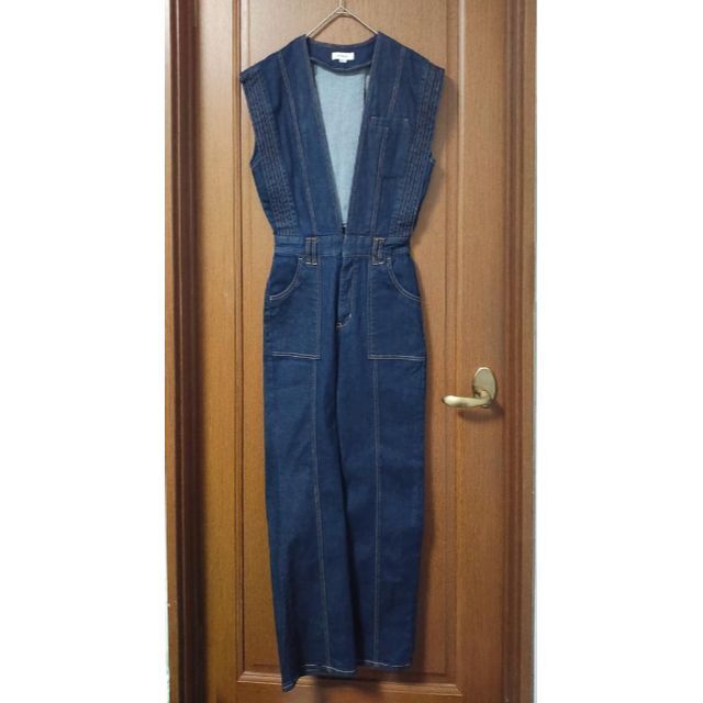 Ameri VINTAGE(アメリヴィンテージ)のAMERI V NECK DENIM JUMPSUIT 正規品 レディースのパンツ(オールインワン)の商品写真