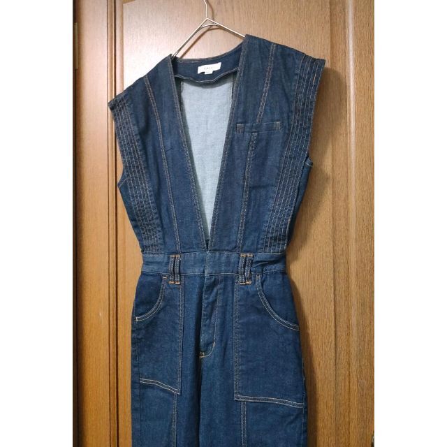 Ameri VINTAGE(アメリヴィンテージ)のAMERI V NECK DENIM JUMPSUIT 正規品 レディースのパンツ(オールインワン)の商品写真