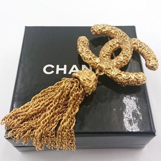 CHANEL(シャネル)のCHANEL シャネル ココマーク 溶岩 タッセル ブローチ ゴールド レディースのアクセサリー(ブローチ/コサージュ)の商品写真