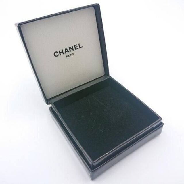 CHANEL(シャネル)のCHANEL シャネル ココマーク 溶岩 タッセル ブローチ ゴールド レディースのアクセサリー(ブローチ/コサージュ)の商品写真