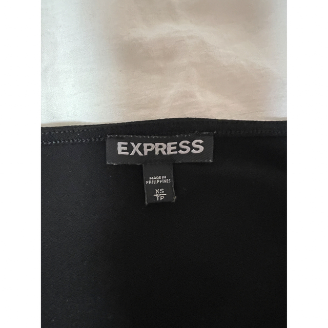 EXPRESS(エクスプレス)のEXPRESS 肩出/Going out トップス レディースのトップス(カットソー(長袖/七分))の商品写真