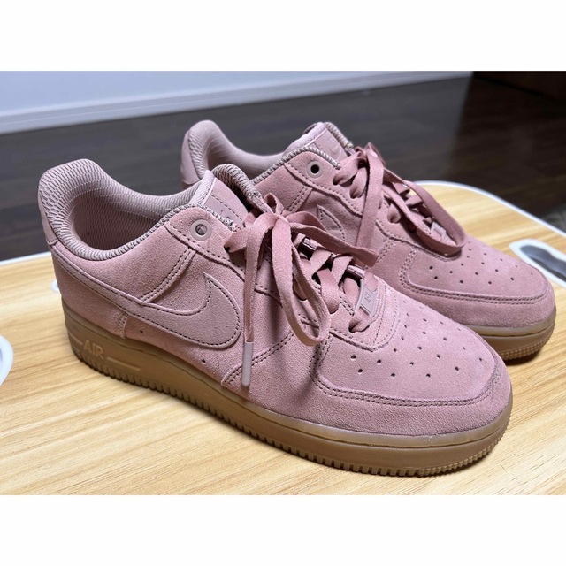 レディースNIKE WMNS AIR FORCE1 07 SE LIGHTPINK