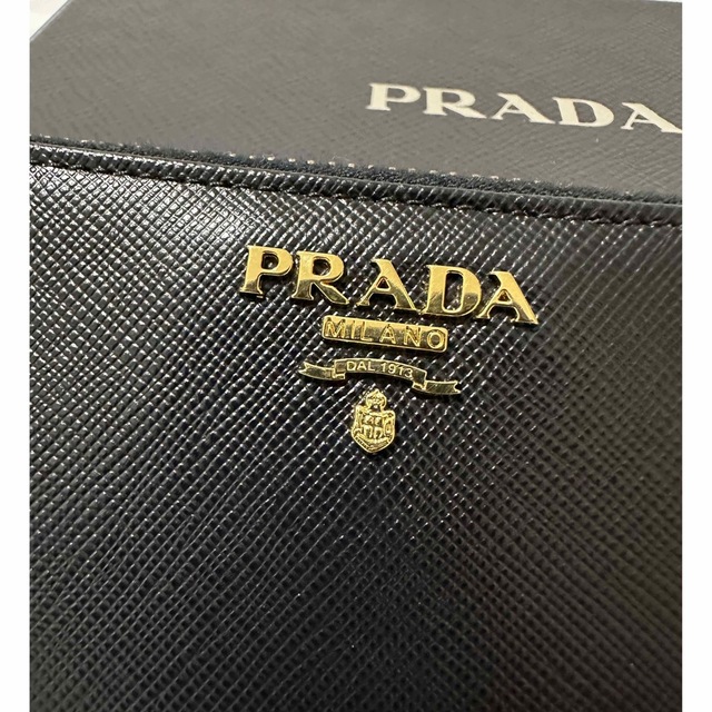 PRADA(プラダ)の【Aランク】PRADA サフィアーノレザー ウォレット ブラック ラウンドジップ レディースのファッション小物(財布)の商品写真