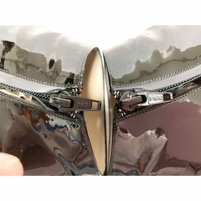 Christian Louboutin(クリスチャンルブタン)の美品 クリスチャンルブタン エナメル ブーティ 36.1/2 23.5cm レディースの靴/シューズ(ブーティ)の商品写真