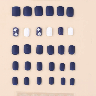 【値下げ】Xmas ネイルチップ 雪の結晶 ネイビー ショート 30ピース コスメ/美容のネイル(つけ爪/ネイルチップ)の商品写真