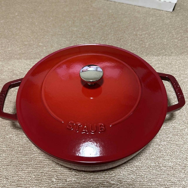 STAUB(ストウブ)の（本日のみお値下げ）STAUB ストーブ　ブレイザー  ソテーパン　チェリー インテリア/住まい/日用品のキッチン/食器(鍋/フライパン)の商品写真