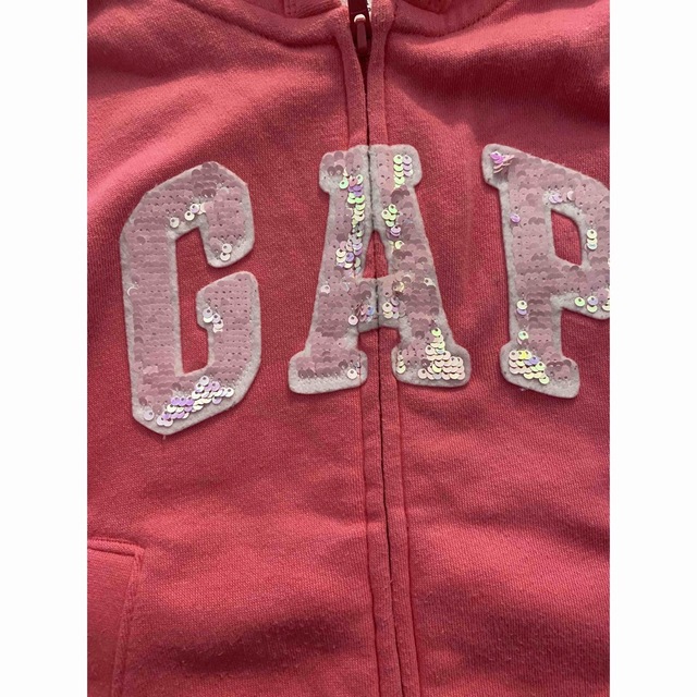 GAP Kids(ギャップキッズ)のGAP kids スパンコールロゴ　裏毛パーカー　120 ピンク　ギャップキッズ キッズ/ベビー/マタニティのキッズ服女の子用(90cm~)(ジャケット/上着)の商品写真