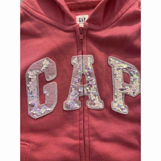 GAP Kids(ギャップキッズ)のGAP kids スパンコールロゴ　裏毛パーカー　120 ピンク　ギャップキッズ キッズ/ベビー/マタニティのキッズ服女の子用(90cm~)(ジャケット/上着)の商品写真