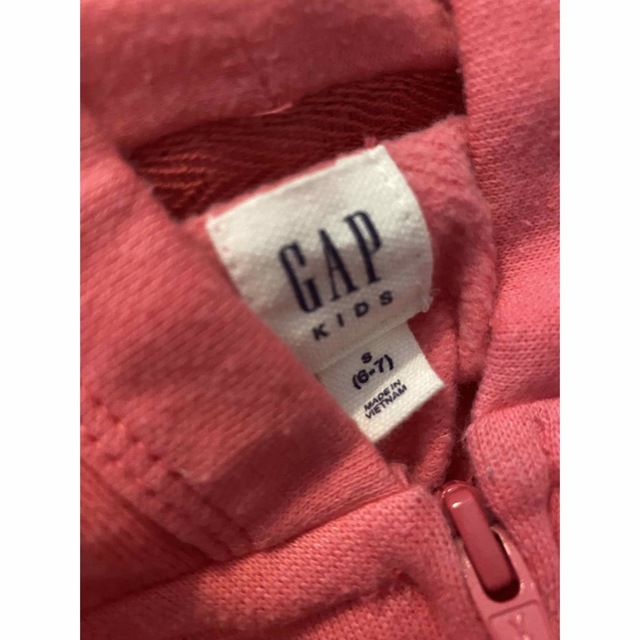 GAP Kids(ギャップキッズ)のGAP kids スパンコールロゴ　裏毛パーカー　120 ピンク　ギャップキッズ キッズ/ベビー/マタニティのキッズ服女の子用(90cm~)(ジャケット/上着)の商品写真