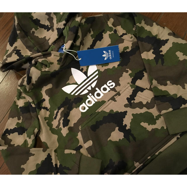 adidas(アディダス)の新品タグ付き 定価8100円 アディダス オリジナルス パーカー 迷彩 120 キッズ/ベビー/マタニティのキッズ服男の子用(90cm~)(Tシャツ/カットソー)の商品写真