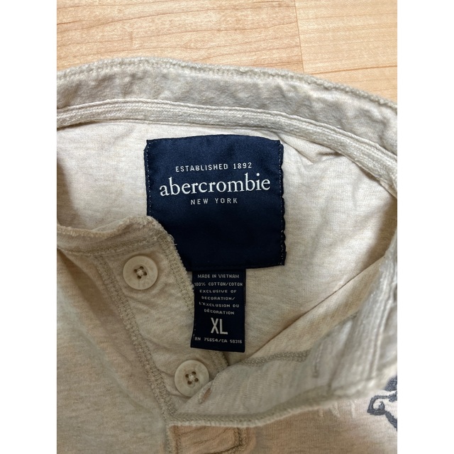 Abercrombie&Fitch(アバクロンビーアンドフィッチ)のAbercrombie Youth L size  胸に 刺繍 キッズ/ベビー/マタニティのキッズ服男の子用(90cm~)(Tシャツ/カットソー)の商品写真