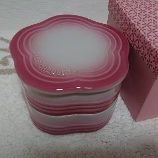 ルクルーゼ(LE CREUSET)のプラチナロード888様【新品】ル・クルーゼ  スタッキング ラムカン フルール(食器)