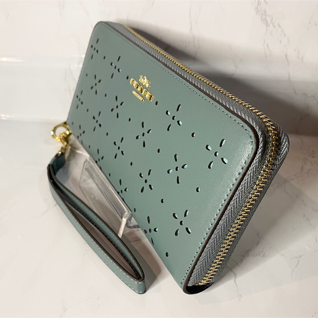 COACH(コーチ)のCOACH  グリーン 花柄 フラワー 透かし花柄 長財布 レディースのファッション小物(財布)の商品写真