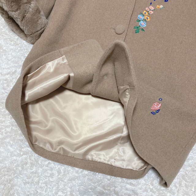 franche lippee(フランシュリッペ)のfranche lippée お花の刺繍が可愛いロングコート 袖ファー キャメル レディースのジャケット/アウター(ロングコート)の商品写真