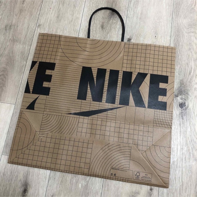 NIKE(ナイキ)の大 大サイズ 紙袋　ナイキ ショッパー 袋 梱包資材　ナイキ紙袋　プレゼント包装 レディースのバッグ(ショップ袋)の商品写真