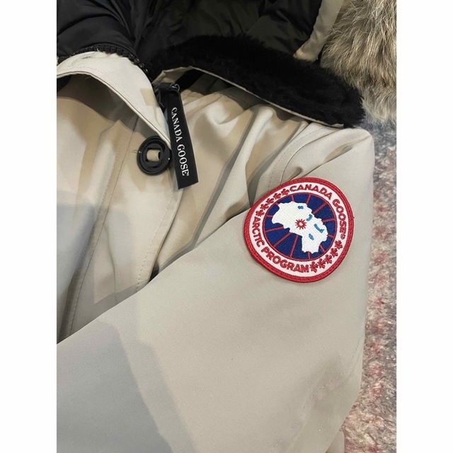 CANADA GOOSE(カナダグース)のクーポン限定値下げ！カナダグース　ベージュ　XS レディースのジャケット/アウター(ダウンジャケット)の商品写真