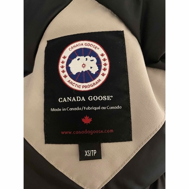 CANADA GOOSE(カナダグース)のクーポン限定値下げ！カナダグース　ベージュ　XS レディースのジャケット/アウター(ダウンジャケット)の商品写真