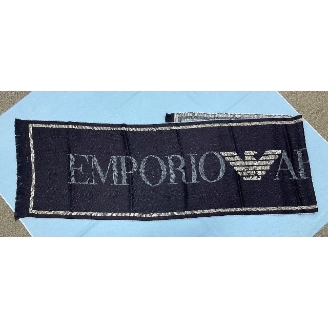 Emporio Armani(エンポリオアルマーニ)のエンポリオ アルマーニ　マフラー04　ブルー　専用ケース付き　新品 タグ付 メンズのファッション小物(マフラー)の商品写真