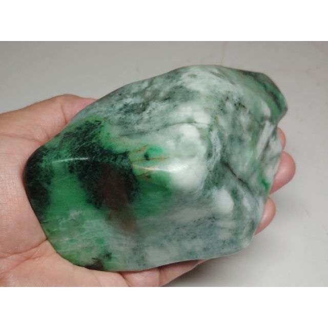 鮮緑 875g 翡翠 ヒスイ 翡翠原石 原石 鉱物 鑑賞石 自然石 誕生石 水石 