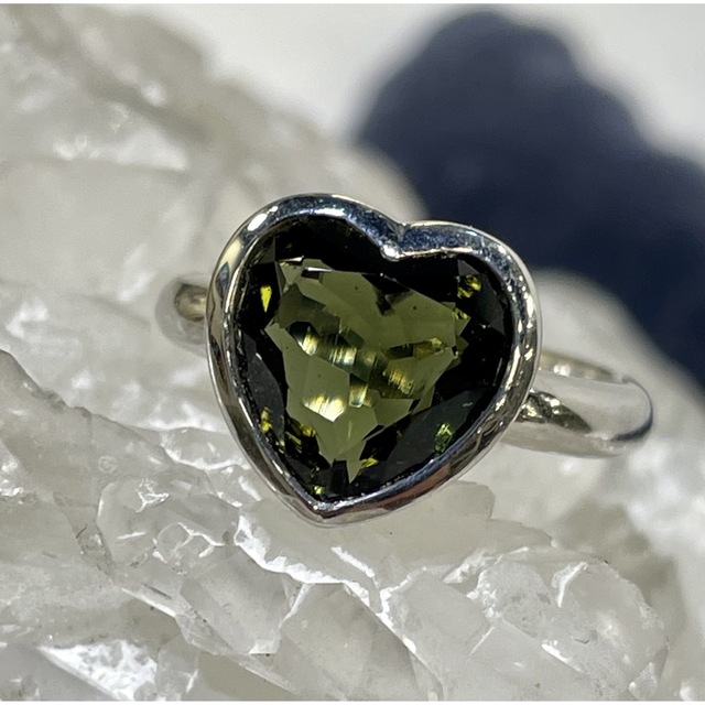特選！宝石質モルダバイト指輪　ハート型　フリーサイズ　激安卸価格 レディースのアクセサリー(リング(指輪))の商品写真