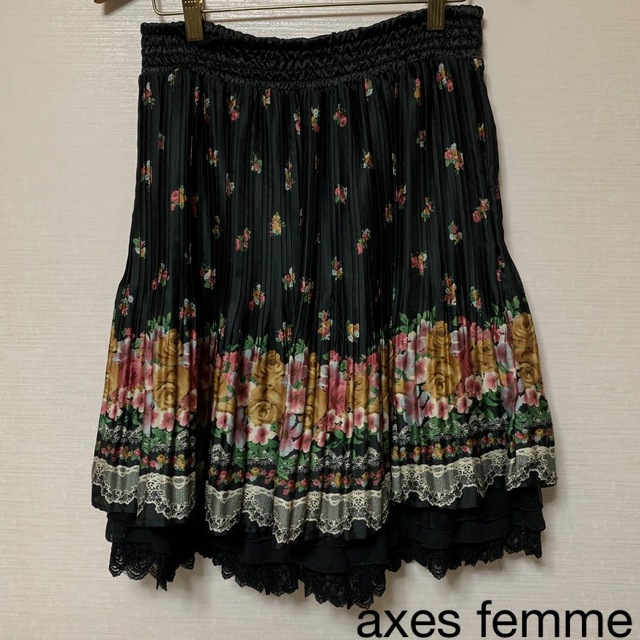 axes femme(アクシーズファム)のaxes femme 黒色　花柄スカート レディースのスカート(ひざ丈スカート)の商品写真