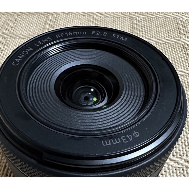 Canon(キヤノン)のたまちゃん様専用新品 Canon RF 16mm F2.8+フード  スマホ/家電/カメラのカメラ(レンズ(単焦点))の商品写真