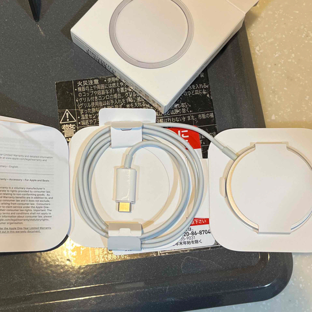 Apple(アップル)のApple 純正品 MagSafe 新品未開封 スマホ/家電/カメラのスマートフォン/携帯電話(バッテリー/充電器)の商品写真