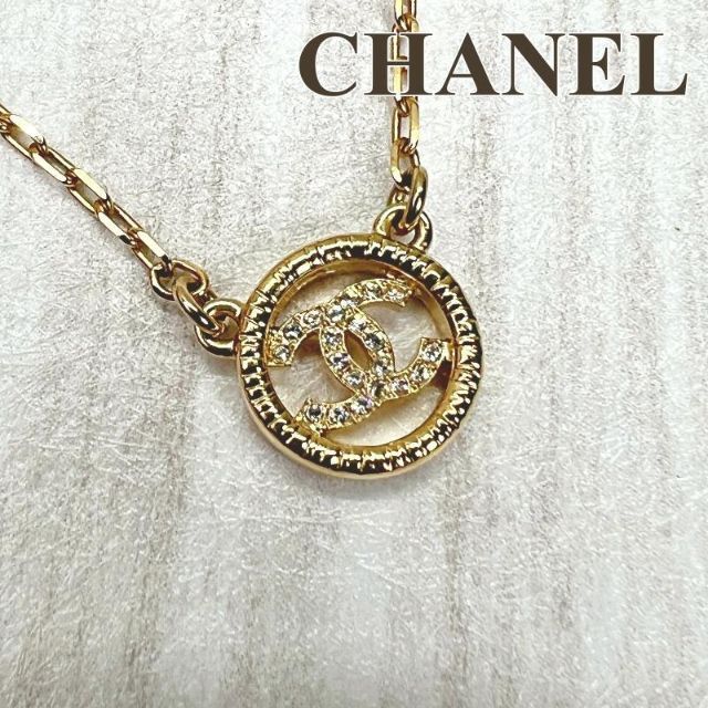 全国総量無料で CHANEL - A A22 ラインストーン ココマーク ネックレス