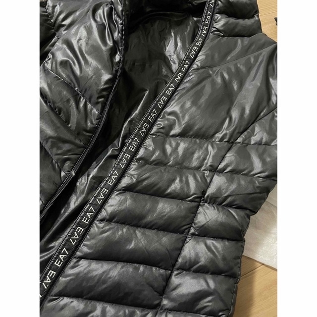 Emporio Armani(エンポリオアルマーニ)のブラック エンポリオ アルマーニ ダウン レディースのジャケット/アウター(ダウンコート)の商品写真