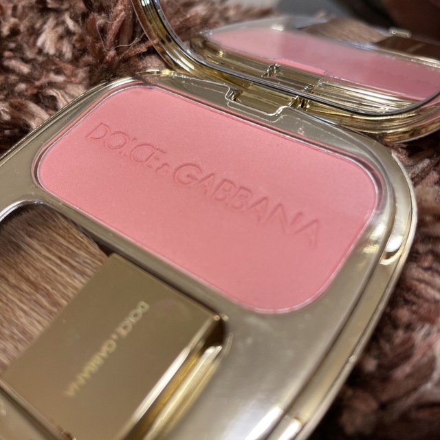 DOLCE&GABBANA(ドルチェアンドガッバーナ)の新品未開封　ドルガバ　ブラッシュオブローズ　ルミナスチークカラー　200 コスメ/美容のメイク道具/ケアグッズ(チーク/フェイスブラシ)の商品写真