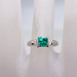 【世界四大貴石★テラテラの青味のエメラルドグリーン!】エメラルド リング
