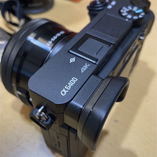 SONY(ソニー)のα6400 Wズームキット　美品！ スマホ/家電/カメラのカメラ(ミラーレス一眼)の商品写真