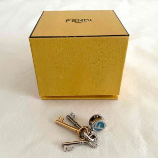 フェンディ(FENDI)のFENDI フェンディ ピンズ チャームシルバー×ゴールド 正規品(キーホルダー)