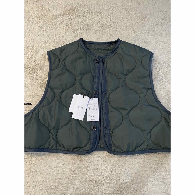 HYKE QUILTED CROPPED VEST オリーブ　キルティングベスト