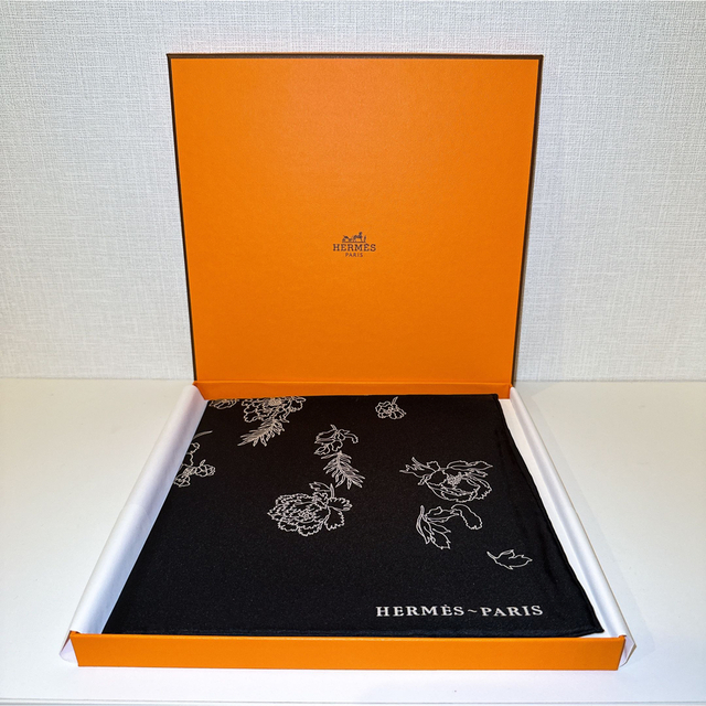 Hermes(エルメス)の【新品・箱リボン付】ローブ・レジェール カレ90 黒 ブラック モノクロ 白黒 レディースのファッション小物(バンダナ/スカーフ)の商品写真