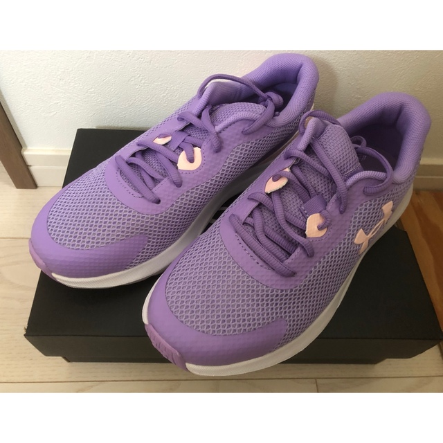 UNDER ARMOUR(アンダーアーマー)のアンダーアーマー　スニーカー　24cm 新品 キッズ/ベビー/マタニティのキッズ靴/シューズ(15cm~)(スニーカー)の商品写真