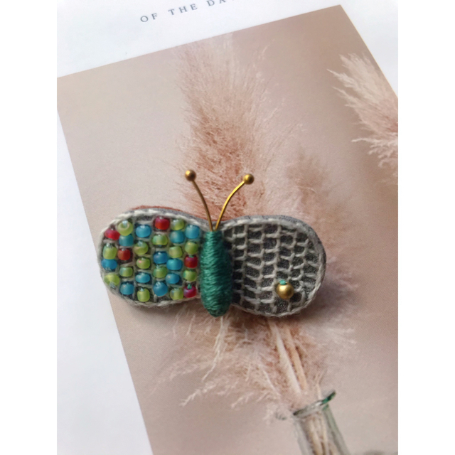 刺繍ブローチ　蝶々のブローチ　入学式　卒園式　卒業式 ハンドメイドのアクセサリー(コサージュ/ブローチ)の商品写真