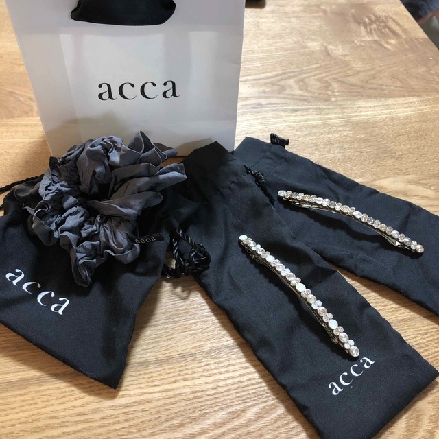 acca(アッカ)のアッカ　acca  ⭐︎バレッタ⭐︎黒⭐︎白⭐︎シュシュ　3点セット レディースのヘアアクセサリー(バレッタ/ヘアクリップ)の商品写真