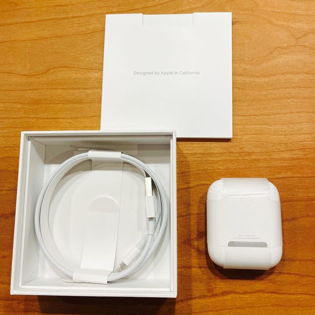 Apple(アップル)のApple AirPods 第2世代　付属品完備 スマホ/家電/カメラのオーディオ機器(ヘッドフォン/イヤフォン)の商品写真