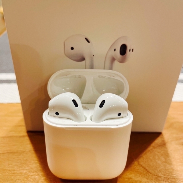 Apple(アップル)のApple AirPods 第2世代　付属品完備 スマホ/家電/カメラのオーディオ機器(ヘッドフォン/イヤフォン)の商品写真