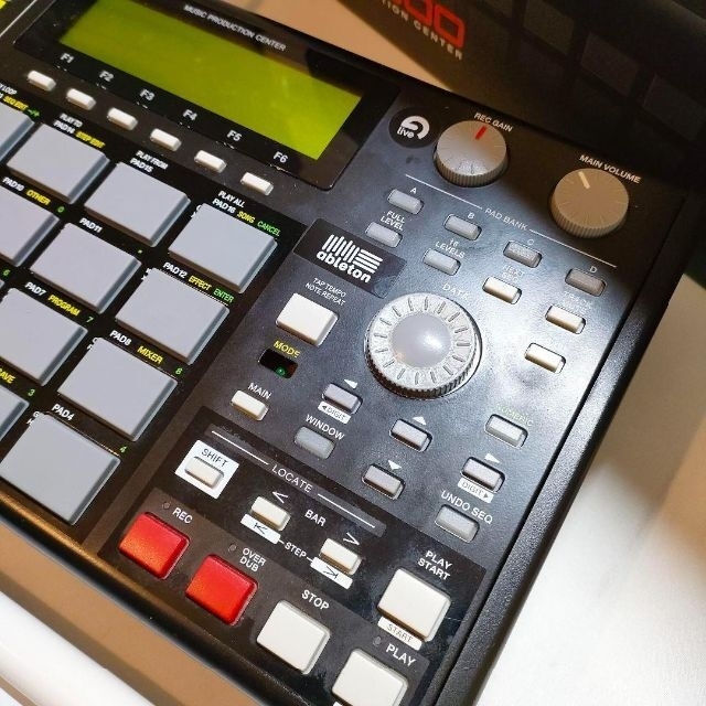 AKAI　サンプラー　箱付　送料込　MPC1000BK-N サンプリングマシン 楽器のDTM/DAW(その他)の商品写真