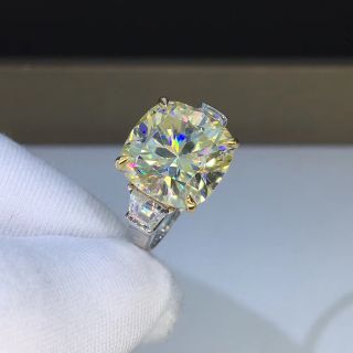 newデザイン】クッションカット モアサナイト リング k18WGの通販 by