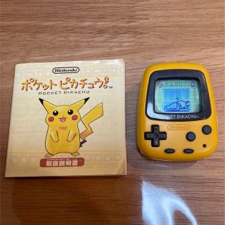 ニンテンドウ(任天堂)のポケットピカチュウ（説明書付き）(携帯用ゲーム機本体)