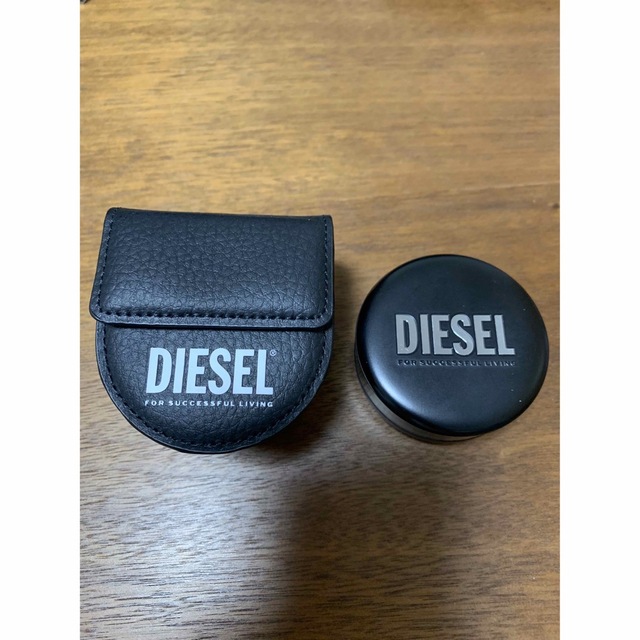 DIESEL(ディーゼル)のディーゼル　ワイヤレスイヤホンと収納ケース スマホ/家電/カメラのオーディオ機器(ヘッドフォン/イヤフォン)の商品写真