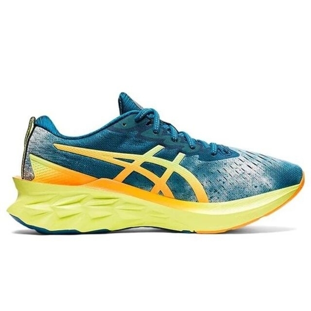 asics(アシックス)の最後新品28.5　NOVABLAST 2　ノヴァブラスト　厚底ソール　クッション スポーツ/アウトドアのランニング(シューズ)の商品写真