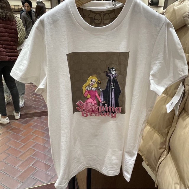 COACH(コーチ)の匿名配送！◆COACH◆コーチ オーロラ姫 マレフィセント Tシャツ Sサイズ レディースのトップス(Tシャツ(半袖/袖なし))の商品写真