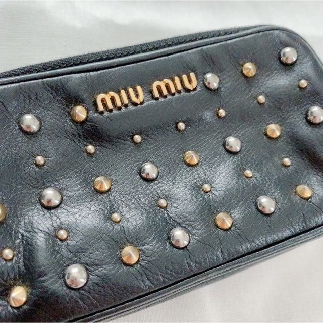 miumiu(ミュウミュウ)のMIUMIU ミュウミュウ 小物ケース スタッズ付き  ブラック レディースのファッション小物(ポーチ)の商品写真